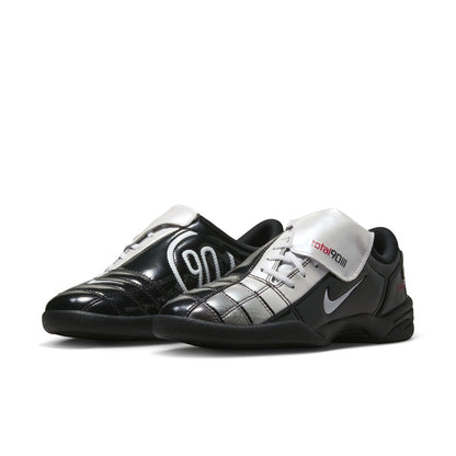 NIKE Total 90 SE ナイキ ウィメンズ T90 SE IO2389-001【レディース サッカースタイル ストリートスニーカー レトロデザイン クッション性 グリップ力 26SS】