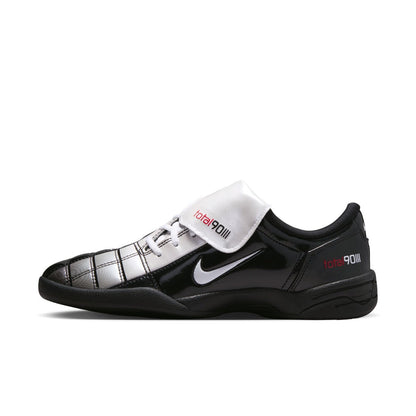 NIKE Total 90 SE ナイキ ウィメンズ T90 SE IO2389-001【レディース サッカースタイル ストリートスニーカー レトロデザイン クッション性 グリップ力 26SS】