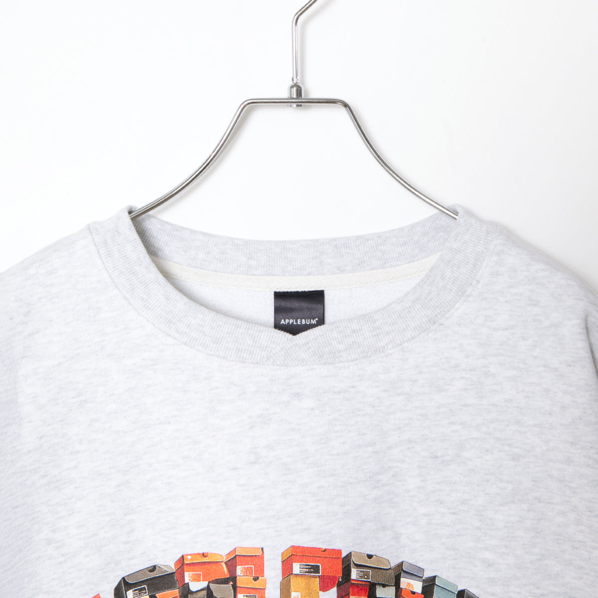 APPLEBUM “K.B.A.S.” Logo Crew Sweat アップルバム “K.B.A.S.” ロゴ クルー スウェット 2610403【メンズ ストリート スウェットトレーナー 裏パイル 綿100％ 26SS】