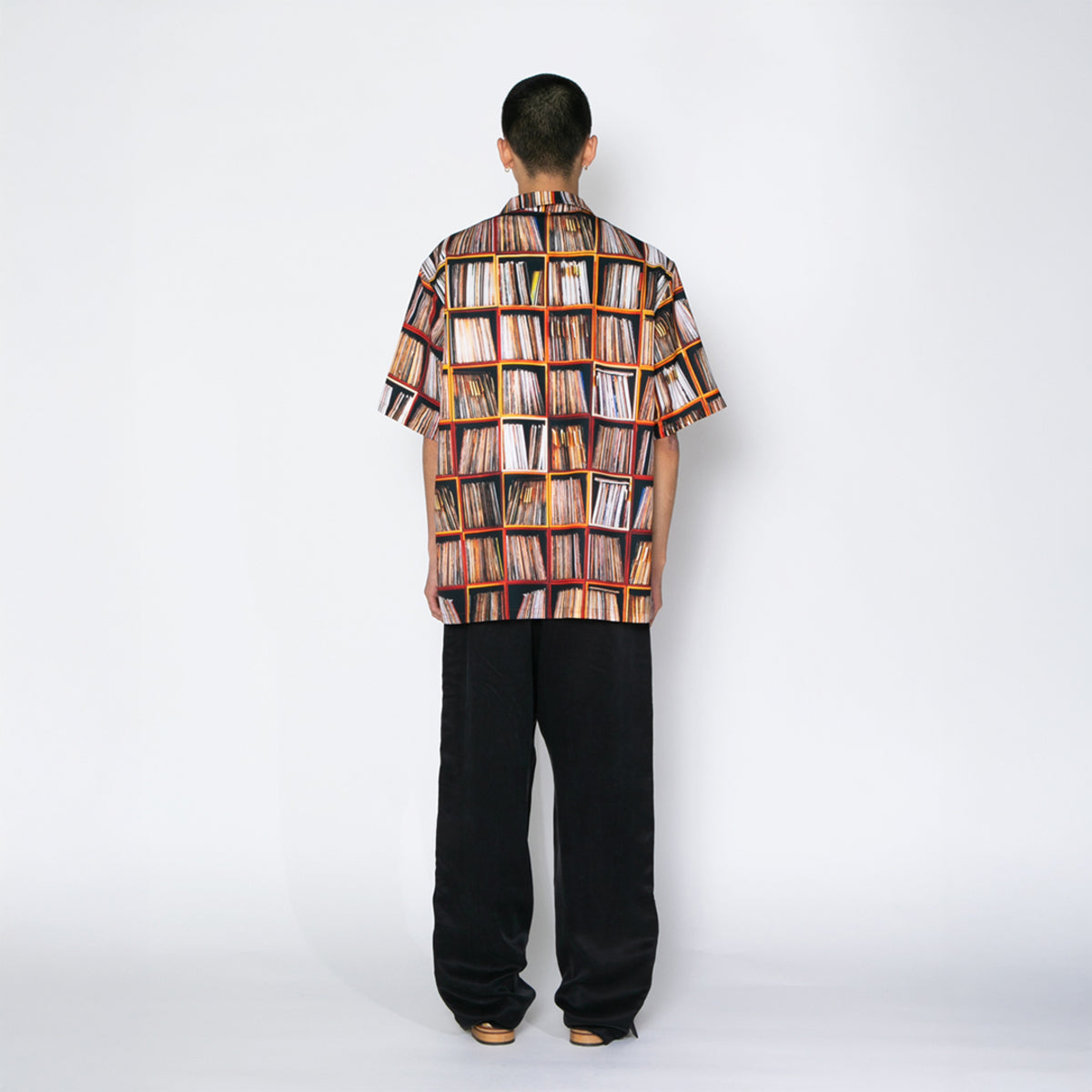 APPLEBUM “Vinyl Shelf” Aloha Shirt アップルバム “ヴァイナル シェルフ” アロハシャツ 2610209【メンズ 開襟シャツ ポリエステル素材 26SS】