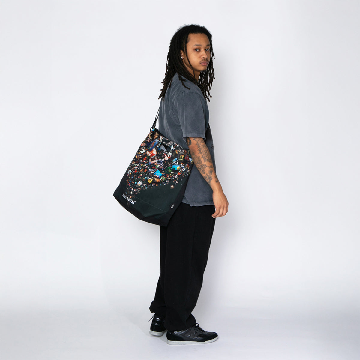 APPLEBUM “Sampling Sports” Shoulder Bag アップルバム “サンプリング スポーツ” ショルダーバッグ 2611001【メンズ レコードモチーフ ショルダーバッグ 2WAY仕様 26SS】