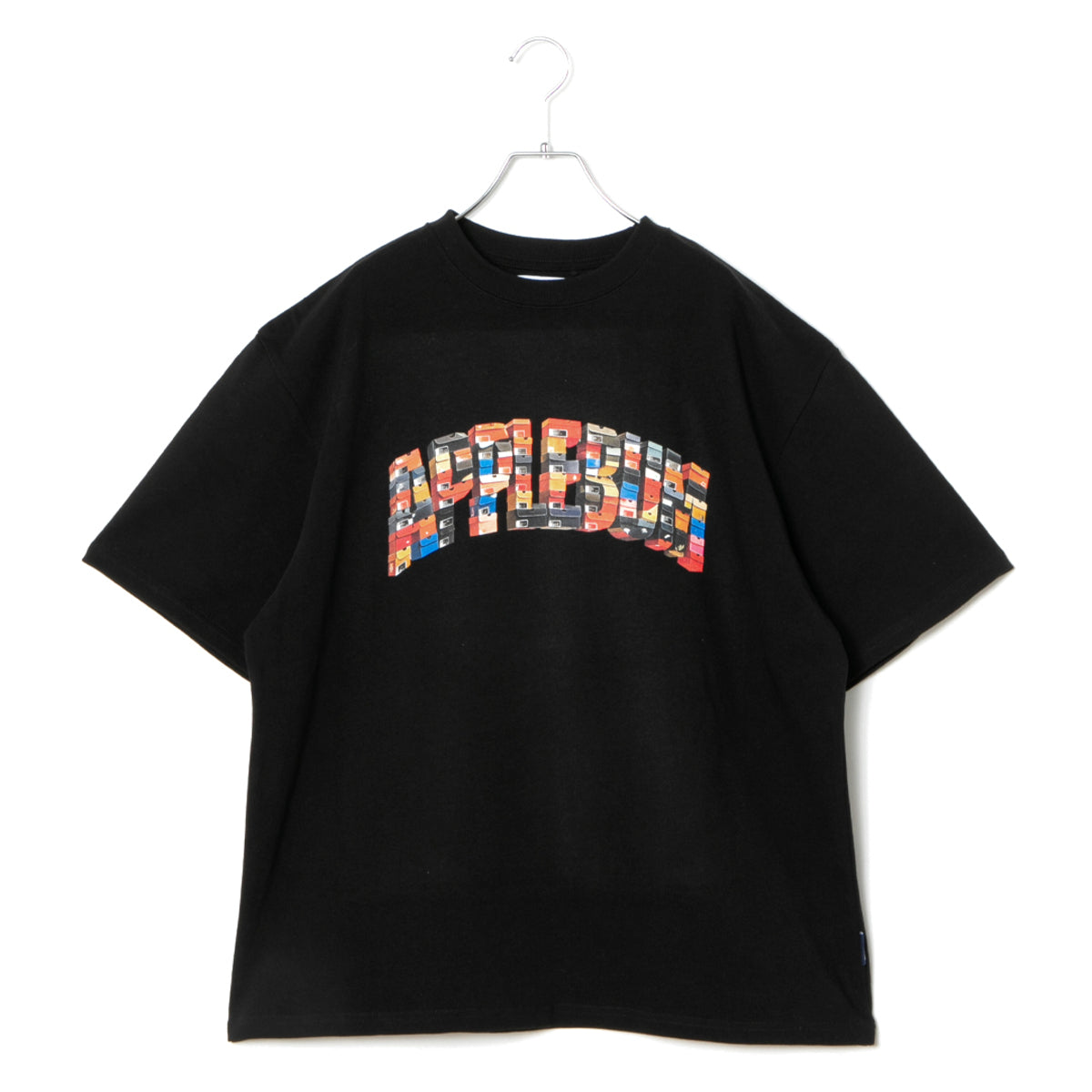 APPLEBUM “K.B.A.S.” Logo T-shirt アップルバム “K.B.A.S.” ロゴTシャツ 2611102【メンズ 半袖 コットン素材 26SS】
