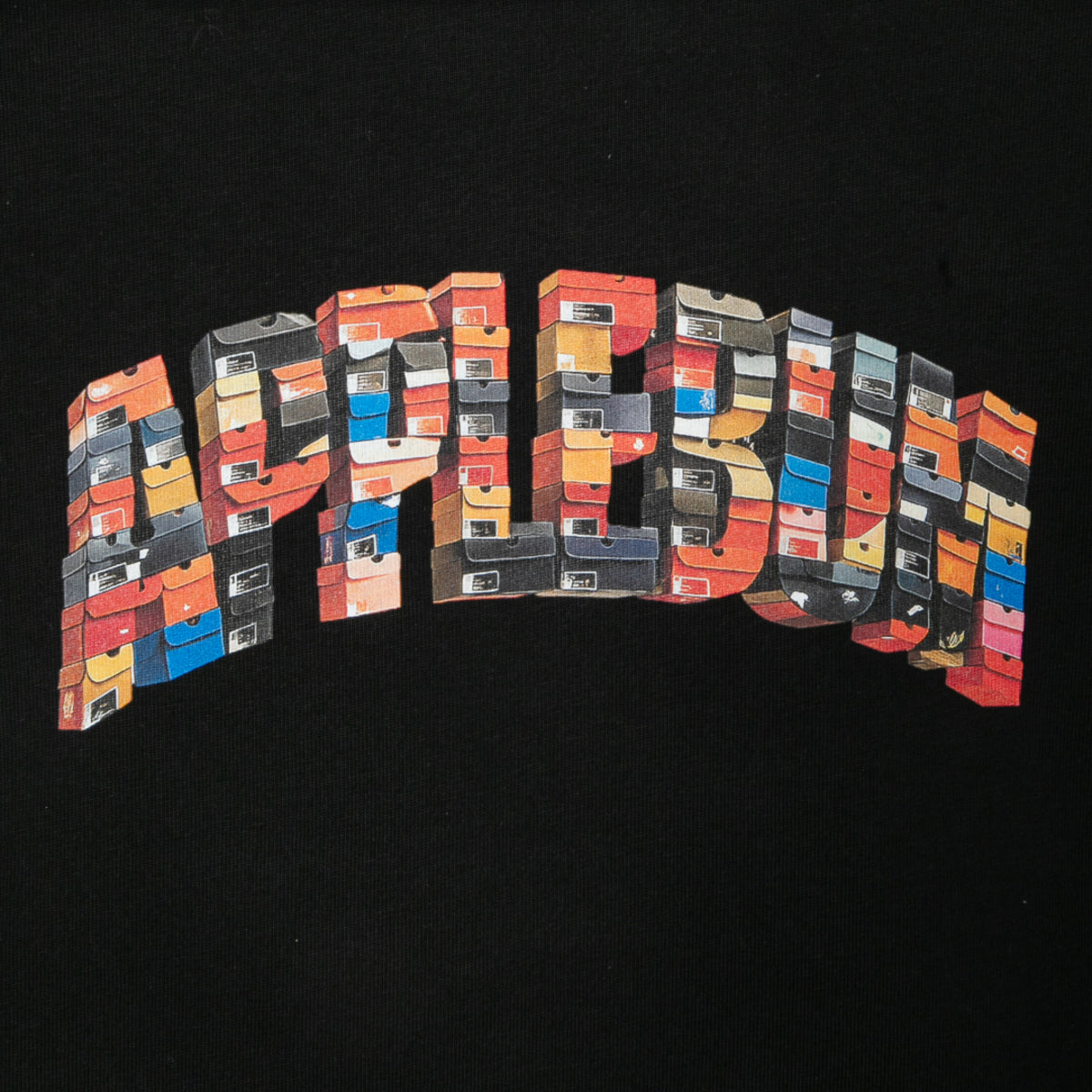 APPLEBUM “K.B.A.S.” Logo T-shirt アップルバム “K.B.A.S.” ロゴTシャツ 2611102【メンズ 半袖 コットン素材 26SS】
