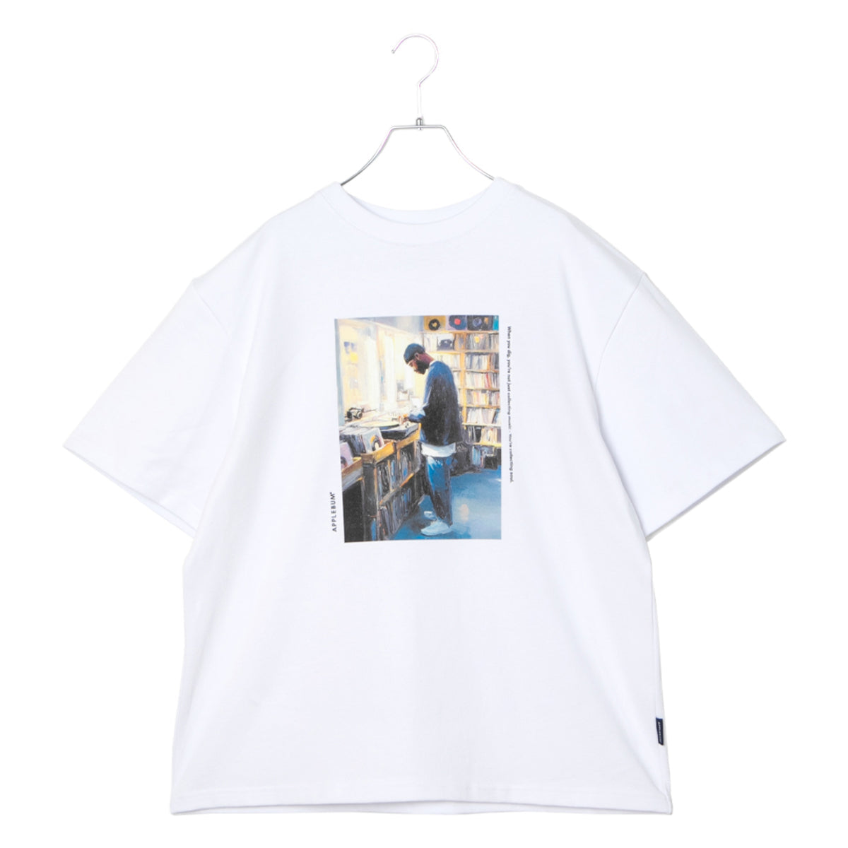 APPLEBUM “Digger” T-Shirt アップルバム “ディガー” Tシャツ 2611106【メンズ グラフィックTシャツ 音楽カルチャー ストリート ヴィンテージライク 26SS】
