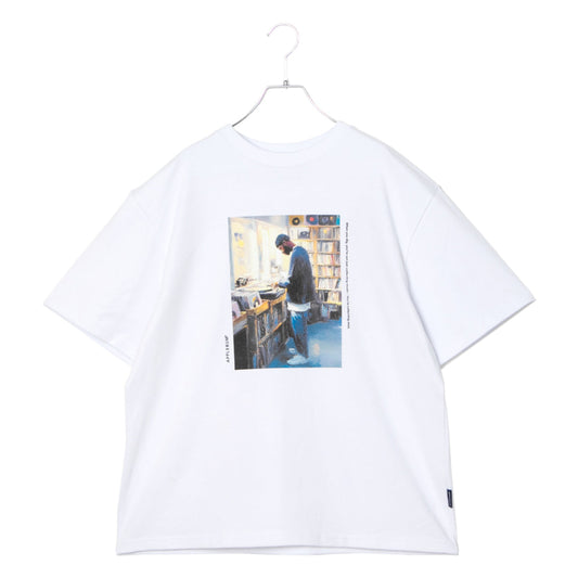 APPLEBUM “Digger” T-Shirt アップルバム “ディガー” Tシャツ 2611106【メンズ グラフィックTシャツ 音楽カルチャー ストリート ヴィンテージライク 26SS】