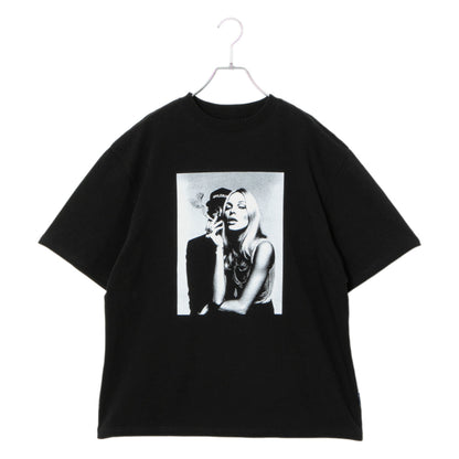 APPLEBUM “Smoky Seduction” T-shirt アップルバム “スモーキー セダクション” Tシャツ 2611114【メンズ 半袖 綿素材 フォトTシャツ 26SS】