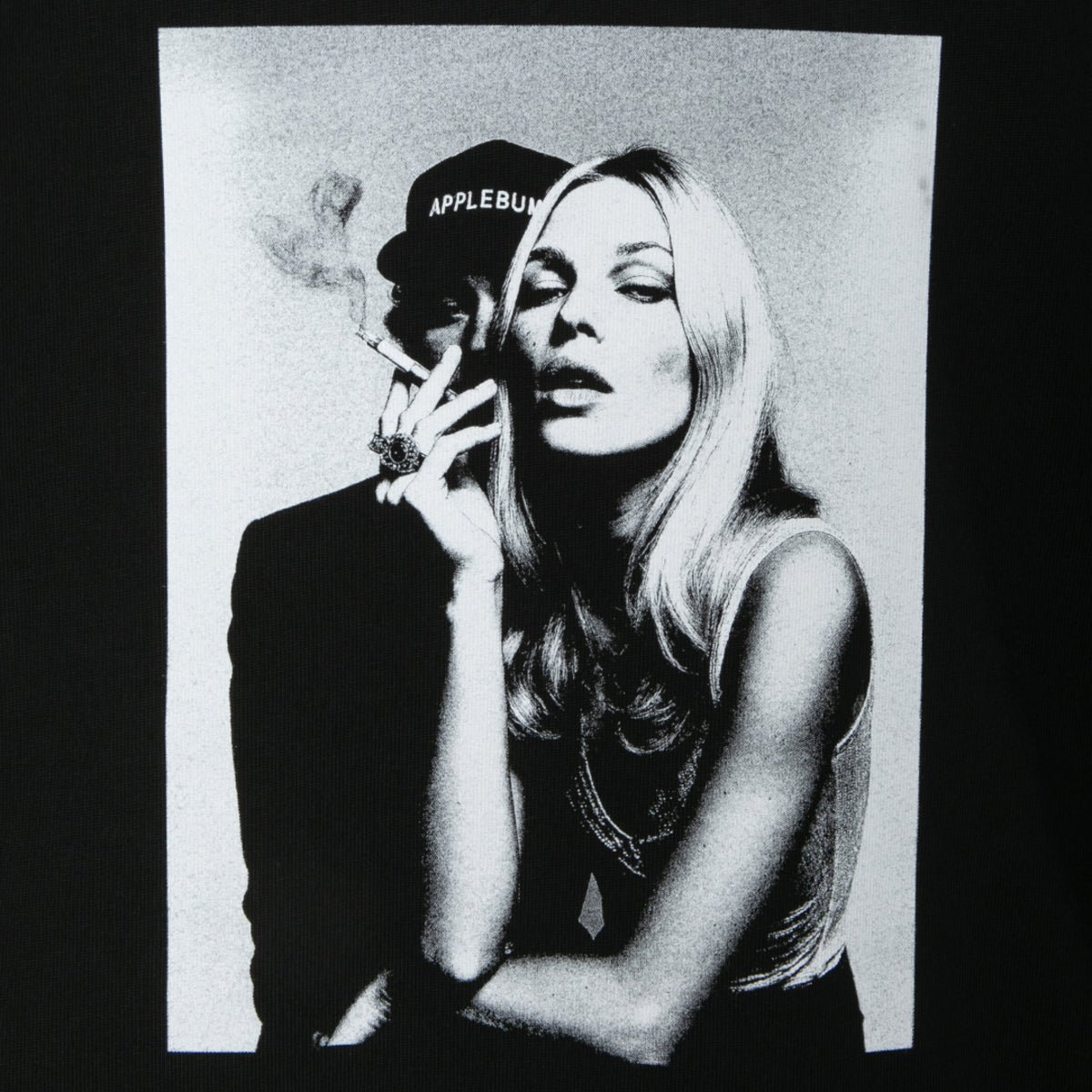 APPLEBUM “Smoky Seduction” T-shirt アップルバム “スモーキー セダクション” Tシャツ 2611114【メンズ 半袖 綿素材 フォトTシャツ 26SS】