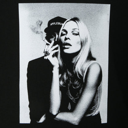 APPLEBUM “Smoky Seduction” T-shirt アップルバム “スモーキー セダクション” Tシャツ 2611114【メンズ 半袖 綿素材 フォトTシャツ 26SS】