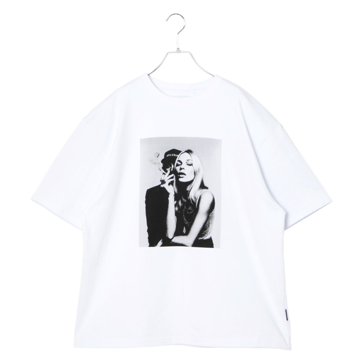 APPLEBUM “Smoky Seduction” T-shirt アップルバム “スモーキー セダクション” Tシャツ 2611114【メンズ 半袖 綿素材 フォトTシャツ 26SS】
