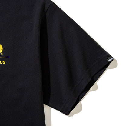 UMAMI SPICE COMPANY SP CORPORATE SS T-SHIRT for Kinetics ウマミスパイスカンパニー SP コーポレート ショートスリーブ Tシャツ for キネティクス USCKSP04【メンズ 半袖 コラボ コットン100％ 26SS】