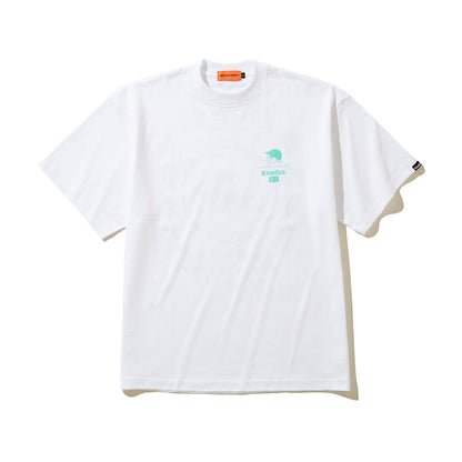 UMAMI SPICE COMPANY SP CORPORATE SS T-SHIRT for Kinetics ウマミスパイスカンパニー SP コーポレート ショートスリーブ Tシャツ for キネティクス USCKSP04【メンズ 半袖 コラボ コットン100％ 26SS】