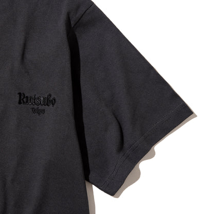坩堝 無二男（MOONEY MAN）無敵Ver T-SHIRTS (RUTSUBO×YU SUDA） RUTSUBO 無二男（MOONEY MAN）無敵Ver Tシャツ (RUTSUBO×YU SUDA） R26SP-SUDA-TS4【メンズ コラボ ダブルステッチ仕様 コットン素材 26SS】
