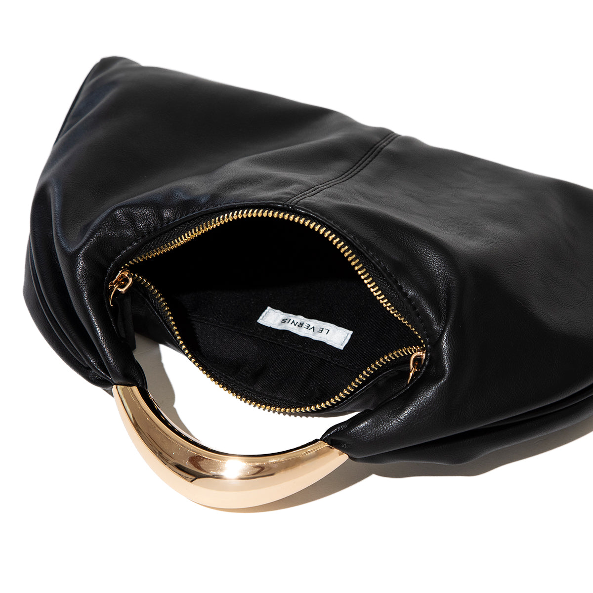 LE VERNIS Sculpture triangle bag S ル・ベルニ スカルプチャー トライアングル バッグ S 252-210506【レディース 内側ポケット ジッパー仕様 26SS】