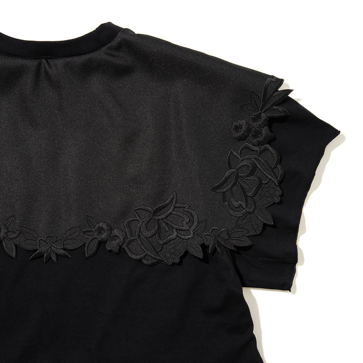 YuumiARIA EMBROIDERY FRILL T-SHIRT ユウミアリア エンブロイダリー フリル Tシャツ 261-AC026【レディース 刺繍Tシャツ バックデザイン 半袖Tシャツ デザインTシャツ 26SS】