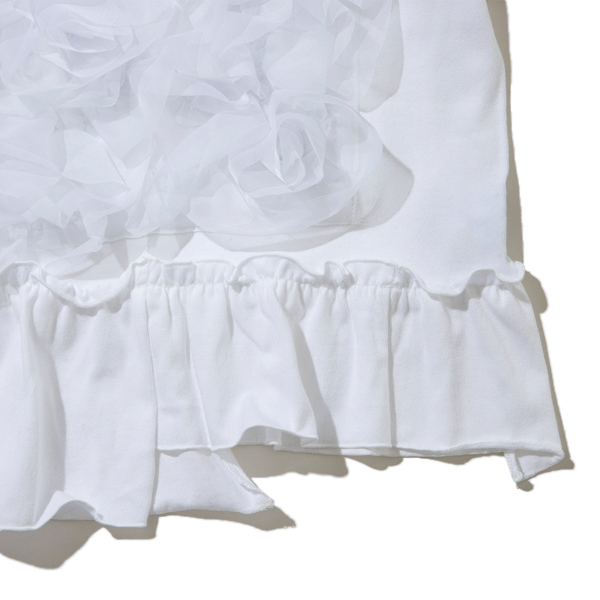 YuumiARIA EMBROIDERY FRILL FLOWERTT-SHIRT ユウミアリア エンブロイダリー フリル フラワー Tシャツ 261-AC025【レディース 刺繍Tシャツ バックデザイン 半袖Tシャツ デザインTシャツ 26SS】