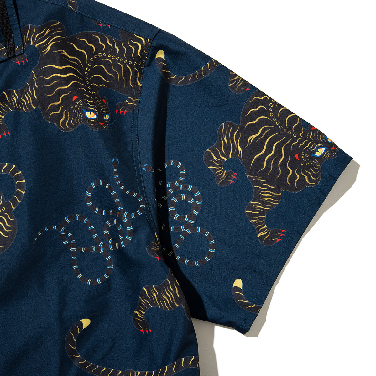 FLATLUX Bite Ss-Shirt フラットラックス バイト ショートスリーブ シャツ FX25-109【メンズ 半袖Tシャツ グラフィックTシャツ プリントTシャツ 蓄光プリント 26SS】