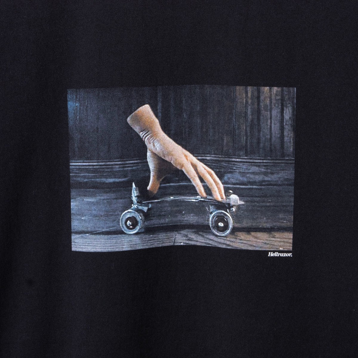 Hellrazor SKATE THING SHIRT ヘルレイザー スケート シング シャツ 01126SS5309【メンズ ストリートファッション グラフィックTシャツ カジュアルウェア 26SS】