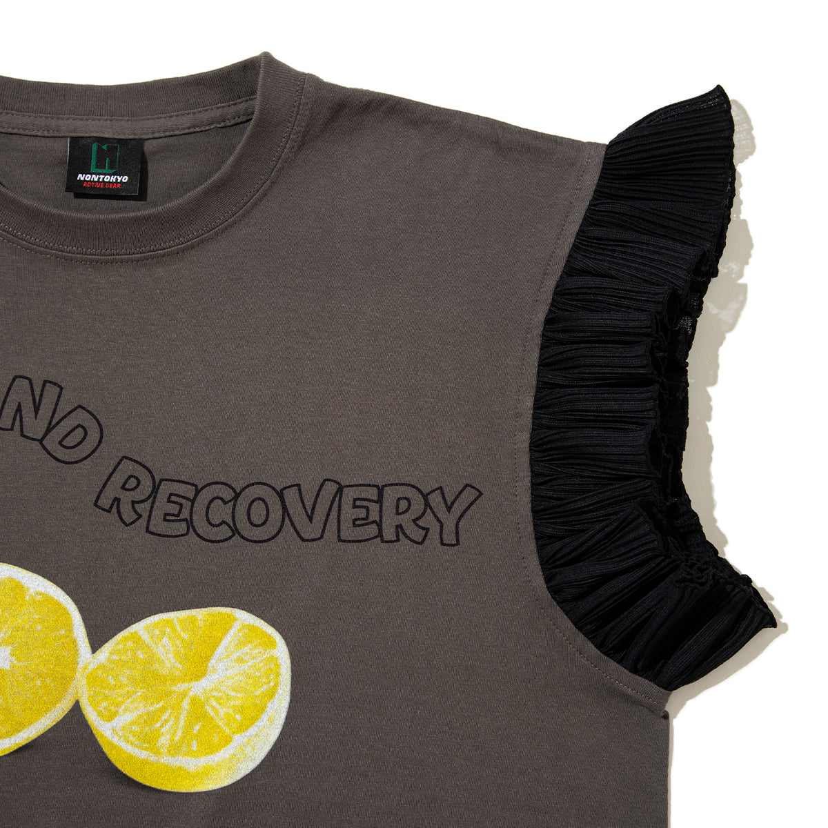 NON TOKYO FRILL SLEEVE T-SHIRT ノントーキョー フリル スリーブ ティーシャツ NON-26S-0425【レディース ノースリーブ フリル グラフィック 26SS】