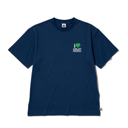 SARCASTIC I Heart Drum Machines Short Sleeve Tee サキャスティック アイ ハート ドラム マシーンズ ショートスリーブ ティー SAR261007【メンズ メンズTシャツ 半袖Tシャツ プリントTシャツ グラフィックTシャツ 26SS】