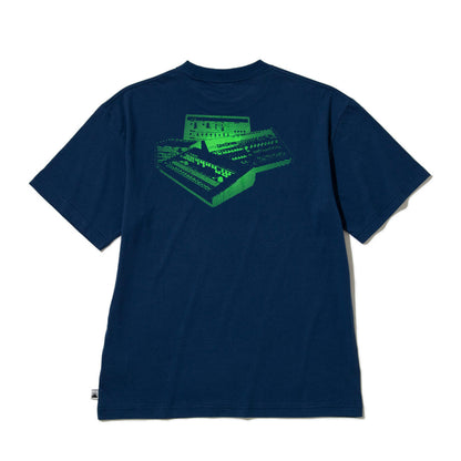 SARCASTIC I Heart Drum Machines Short Sleeve Tee サキャスティック アイ ハート ドラム マシーンズ ショートスリーブ ティー SAR261007【メンズ メンズTシャツ 半袖Tシャツ プリントTシャツ グラフィックTシャツ 26SS】