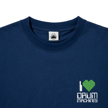 SARCASTIC I Heart Drum Machines Short Sleeve Tee サキャスティック アイ ハート ドラム マシーンズ ショートスリーブ ティー SAR261007【メンズ メンズTシャツ 半袖Tシャツ プリントTシャツ グラフィックTシャツ 26SS】