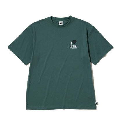 SARCASTIC I Heart Drum Machines Short Sleeve Tee サキャスティック アイ ハート ドラム マシーンズ ショートスリーブ ティー SAR261007【メンズ メンズTシャツ 半袖Tシャツ プリントTシャツ グラフィックTシャツ 26SS】