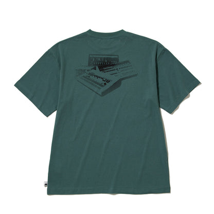 SARCASTIC I Heart Drum Machines Short Sleeve Tee サキャスティック アイ ハート ドラム マシーンズ ショートスリーブ ティー SAR261007【メンズ メンズTシャツ 半袖Tシャツ プリントTシャツ グラフィックTシャツ 26SS】