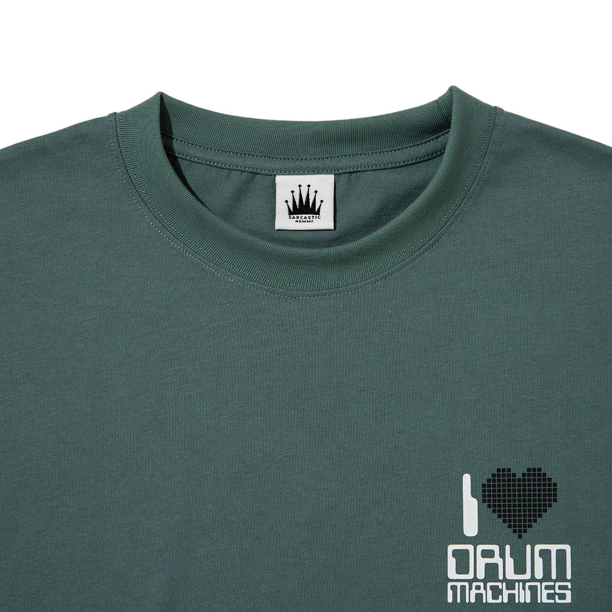 SARCASTIC I Heart Drum Machines Short Sleeve Tee サキャスティック アイ ハート ドラム マシーンズ ショートスリーブ ティー SAR261007【メンズ メンズTシャツ 半袖Tシャツ プリントTシャツ グラフィックTシャツ 26SS】