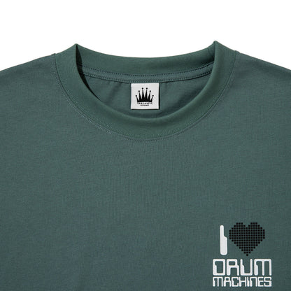 SARCASTIC I Heart Drum Machines Short Sleeve Tee サキャスティック アイ ハート ドラム マシーンズ ショートスリーブ ティー SAR261007【メンズ メンズTシャツ 半袖Tシャツ プリントTシャツ グラフィックTシャツ 26SS】