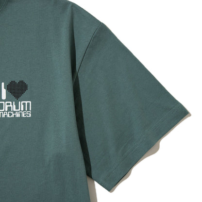 SARCASTIC I Heart Drum Machines Short Sleeve Tee サキャスティック アイ ハート ドラム マシーンズ ショートスリーブ ティー SAR261007【メンズ メンズTシャツ 半袖Tシャツ プリントTシャツ グラフィックTシャツ 26SS】