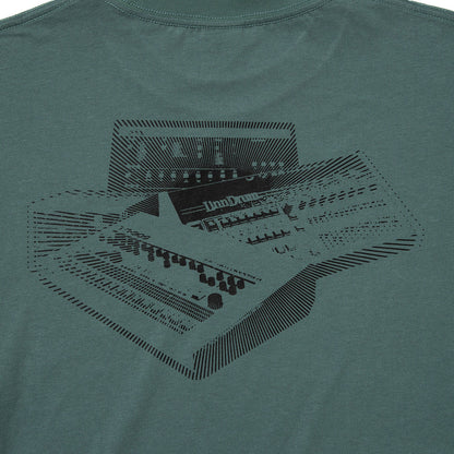 SARCASTIC I Heart Drum Machines Short Sleeve Tee サキャスティック アイ ハート ドラム マシーンズ ショートスリーブ ティー SAR261007【メンズ メンズTシャツ 半袖Tシャツ プリントTシャツ グラフィックTシャツ 26SS】