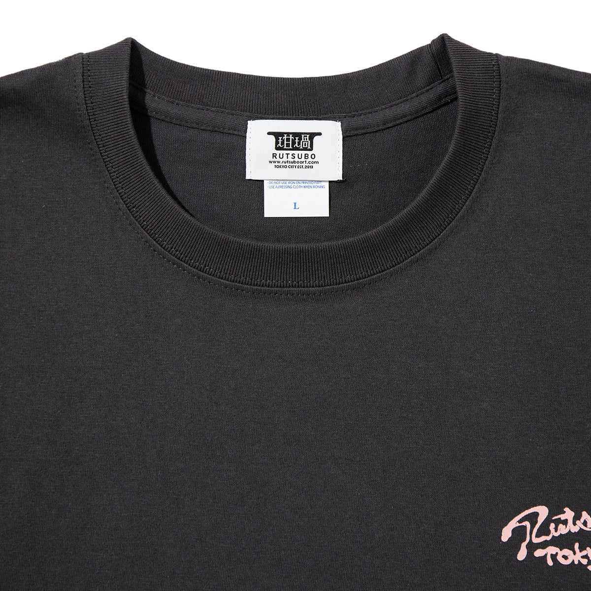 坩堝 裏町酒場 S/S T-SHIRTS（RUTSUBO×YUSUDA) RUTSUBO 裏町酒場 S/S Tシャツ（RUTSUBO×YUSUDA) R26QS-SUDA-TS1【メンズ 半袖 グラフィック コットン素材 26SS】