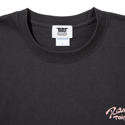 坩堝 裏町酒場 S/S T-SHIRTS（RUTSUBO×YUSUDA) RUTSUBO 裏町酒場 S/S Tシャツ（RUTSUBO×YUSUDA) R26QS-SUDA-TS1【メンズ 半袖 グラフィック コットン素材 26SS】