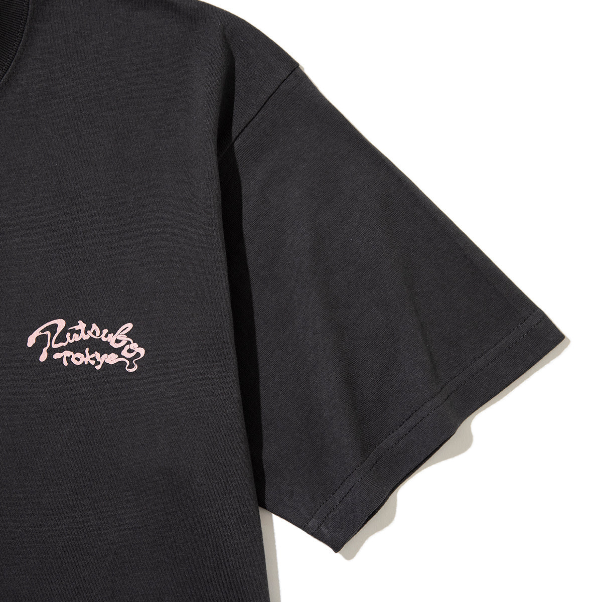 坩堝 裏町酒場 S/S T-SHIRTS（RUTSUBO×YUSUDA) RUTSUBO 裏町酒場 S/S Tシャツ（RUTSUBO×YUSUDA) R26QS-SUDA-TS1【メンズ 半袖 グラフィック コットン素材 26SS】