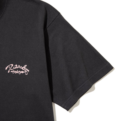 坩堝 裏町酒場 S/S T-SHIRTS（RUTSUBO×YUSUDA) RUTSUBO 裏町酒場 S/S Tシャツ（RUTSUBO×YUSUDA) R26QS-SUDA-TS1【メンズ 半袖 グラフィック コットン素材 26SS】