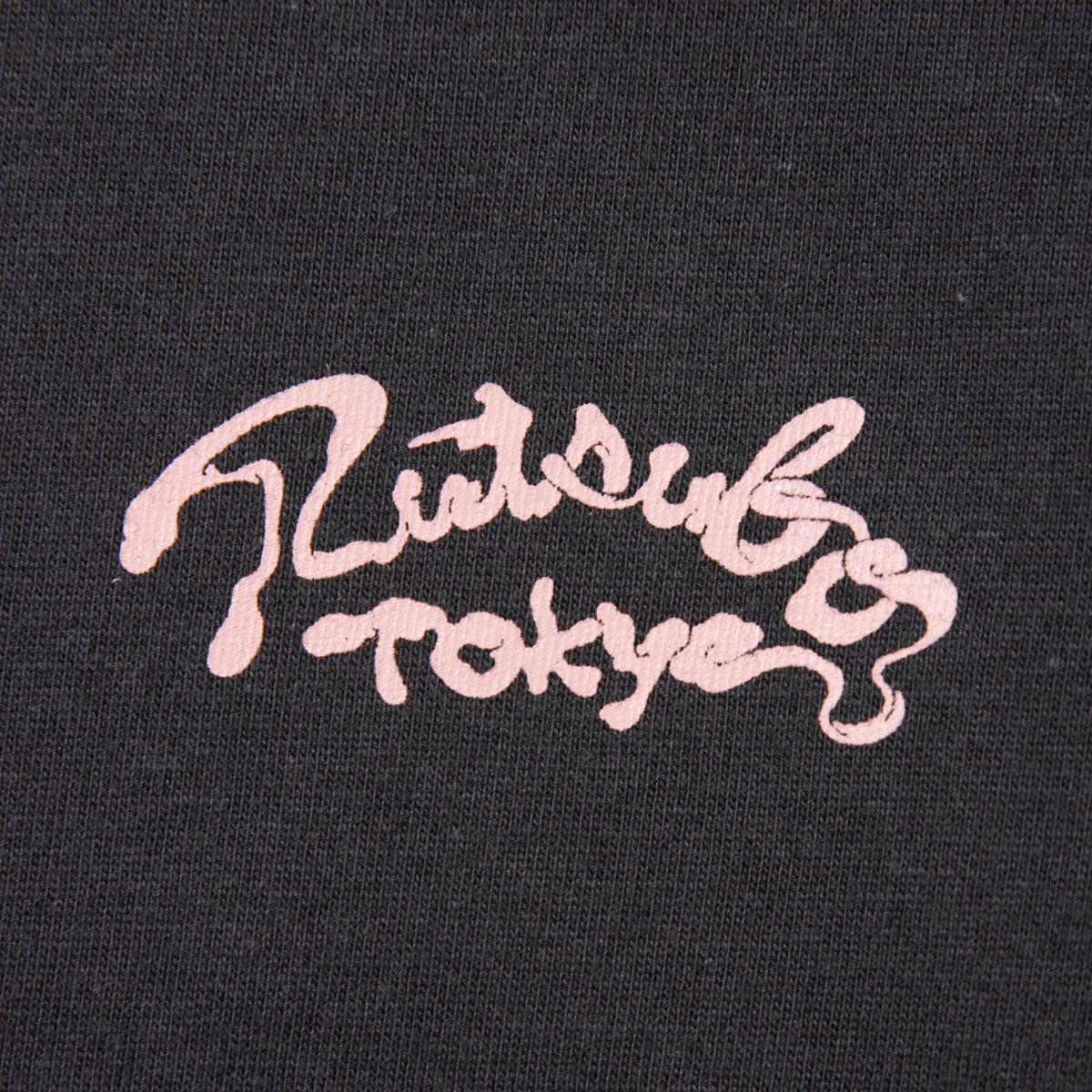 坩堝 裏町酒場 S/S T-SHIRTS（RUTSUBO×YUSUDA) RUTSUBO 裏町酒場 S/S Tシャツ（RUTSUBO×YUSUDA) R26QS-SUDA-TS1【メンズ 半袖 グラフィック コットン素材 26SS】