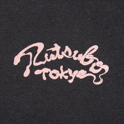 坩堝 裏町酒場 S/S T-SHIRTS（RUTSUBO×YUSUDA) RUTSUBO 裏町酒場 S/S Tシャツ（RUTSUBO×YUSUDA) R26QS-SUDA-TS1【メンズ 半袖 グラフィック コットン素材 26SS】
