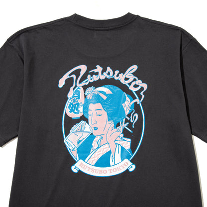 坩堝 裏町酒場 S/S T-SHIRTS（RUTSUBO×YUSUDA) RUTSUBO 裏町酒場 S/S Tシャツ（RUTSUBO×YUSUDA) R26QS-SUDA-TS1【メンズ 半袖 グラフィック コットン素材 26SS】