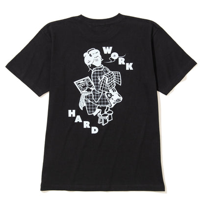 坩堝 WORKHARD/必殺仕事人 S/S T-SHIRTS (RUTSUBO×YU SUDA ) RUTSUBO ワークハード/必殺仕事人 S/S Tシャツ (RUTSUBO×YU SUDA ) R26QS-SUDA-TS2【メンズ 半袖 グラフィック コットン素材 26SS】