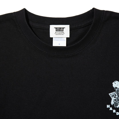坩堝 WORKHARD/必殺仕事人 S/S T-SHIRTS (RUTSUBO×YU SUDA ) RUTSUBO ワークハード/必殺仕事人 S/S Tシャツ (RUTSUBO×YU SUDA ) R26QS-SUDA-TS2【メンズ 半袖 グラフィック コットン素材 26SS】