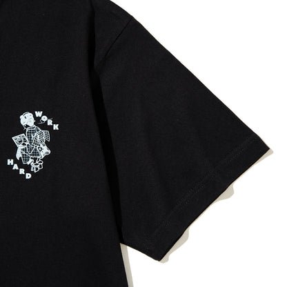 坩堝 WORKHARD/必殺仕事人 S/S T-SHIRTS (RUTSUBO×YU SUDA ) RUTSUBO ワークハード/必殺仕事人 S/S Tシャツ (RUTSUBO×YU SUDA ) R26QS-SUDA-TS2【メンズ 半袖 グラフィック コットン素材 26SS】