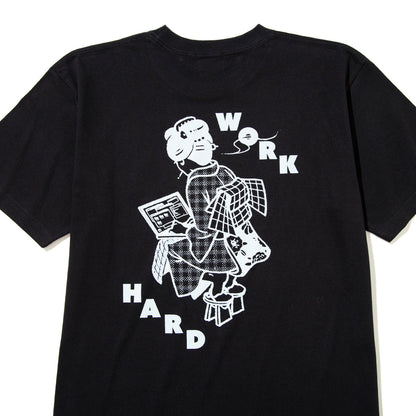 坩堝 WORKHARD/必殺仕事人 S/S T-SHIRTS (RUTSUBO×YU SUDA ) RUTSUBO ワークハード/必殺仕事人 S/S Tシャツ (RUTSUBO×YU SUDA ) R26QS-SUDA-TS2【メンズ 半袖 グラフィック コットン素材 26SS】