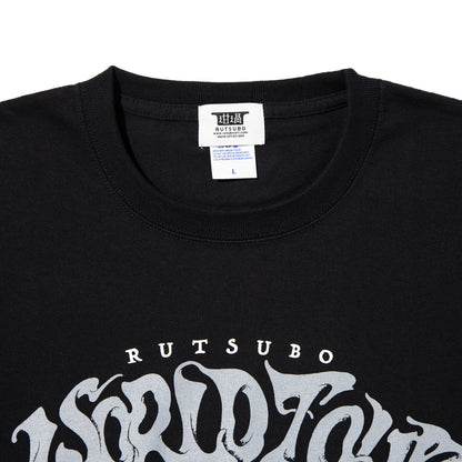 坩堝 WORLD TOUR S/S T-SHIRTS (YU SUDA ) RUTSUBO ワールドツアー ショートスリーブ Tシャツ(ユウ・スダ) R26-SMU-KT1【メンズ 音楽ツアー Tシャツ ストリートファッション 26SS】