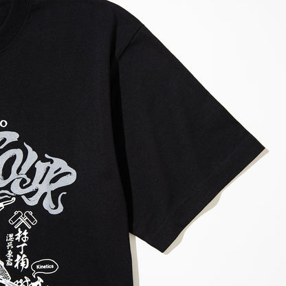 坩堝 WORLD TOUR S/S T-SHIRTS (YU SUDA ) RUTSUBO ワールドツアー ショートスリーブ Tシャツ(ユウ・スダ) R26-SMU-KT1【メンズ 音楽ツアー Tシャツ ストリートファッション 26SS】