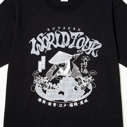 坩堝 WORLD TOUR S/S T-SHIRTS (YU SUDA ) RUTSUBO ワールドツアー ショートスリーブ Tシャツ(ユウ・スダ) R26-SMU-KT1【メンズ 音楽ツアー Tシャツ ストリートファッション 26SS】