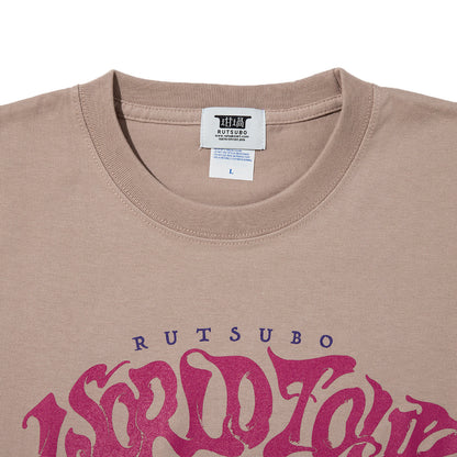 坩堝 WORLD TOUR S/S T-SHIRTS (YU SUDA ) RUTSUBO ワールドツアー ショートスリーブ Tシャツ(ユウ・スダ) R26-SMU-KT1【メンズ 音楽ツアー Tシャツ ストリートファッション 26SS】
