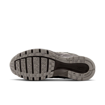 NIKE P-6000 ナイキ P-6000 IO3496-200【レディース ランニングスタイル スポーティー デザインライン 通気性 スニーカー 26FW】