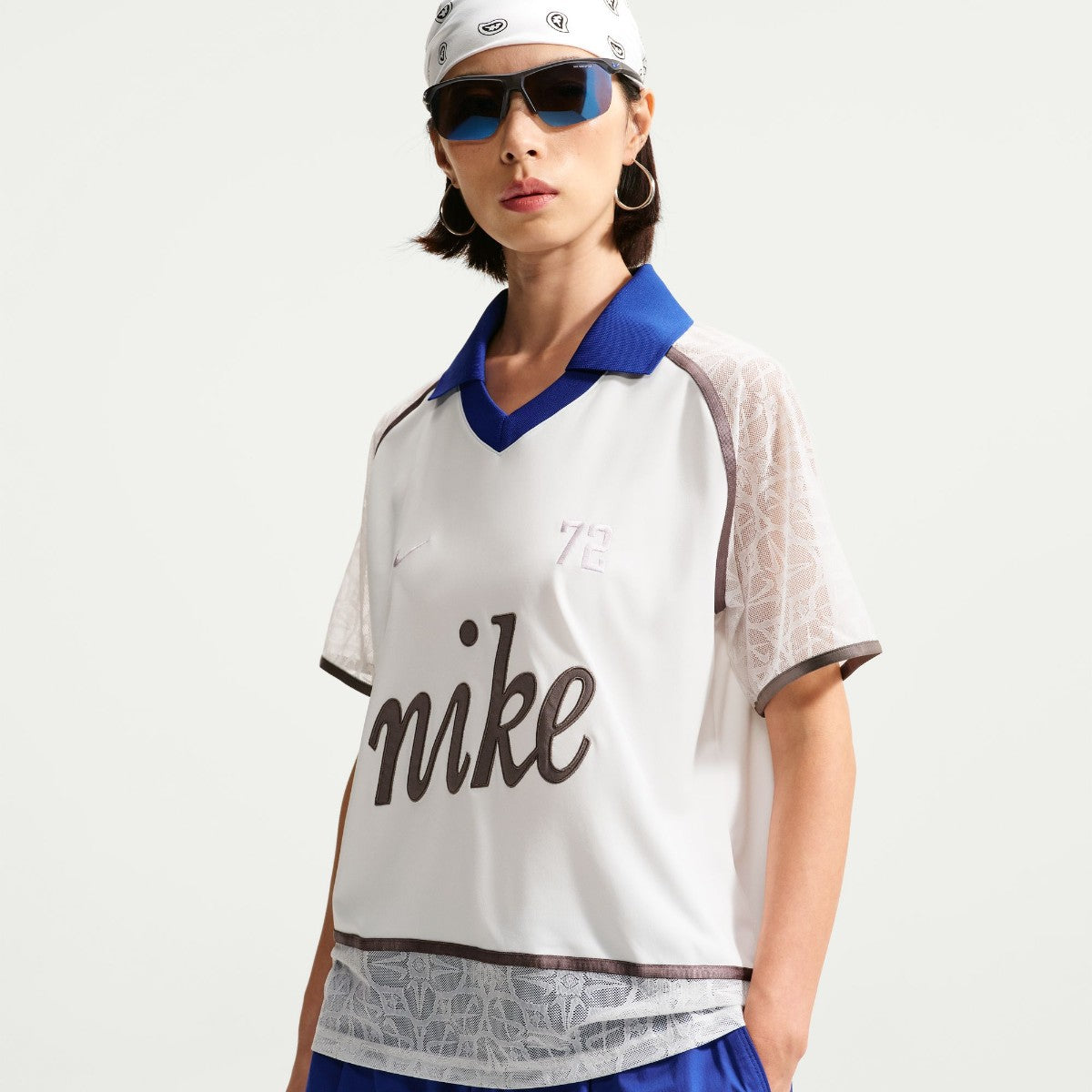 NIKE Women's Lace Polo Jersey Top ナイキ ウィメンズ レース ポロ ジャージー トップ IW1088【レディース スポーツスタイル レースデザイン ロゴデザイン ボクシーシルエット 26FW】