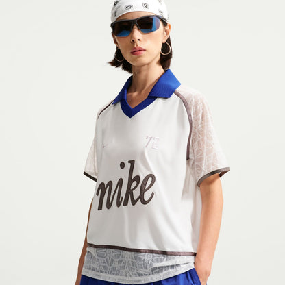 NIKE Women's Lace Polo Jersey Top ナイキ ウィメンズ レース ポロ ジャージー トップ IW1088【レディース スポーツスタイル レースデザイン ロゴデザイン ボクシーシルエット 26FW】