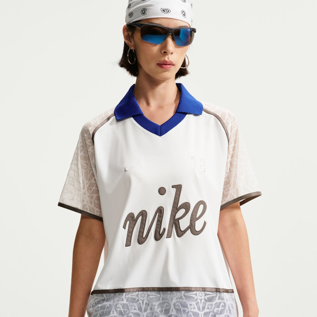NIKE Women's Lace Polo Jersey Top ナイキ ウィメンズ レース ポロ ジャージー トップ IW1088【レディース スポーツスタイル レースデザイン ロゴデザイン ボクシーシルエット 26FW】